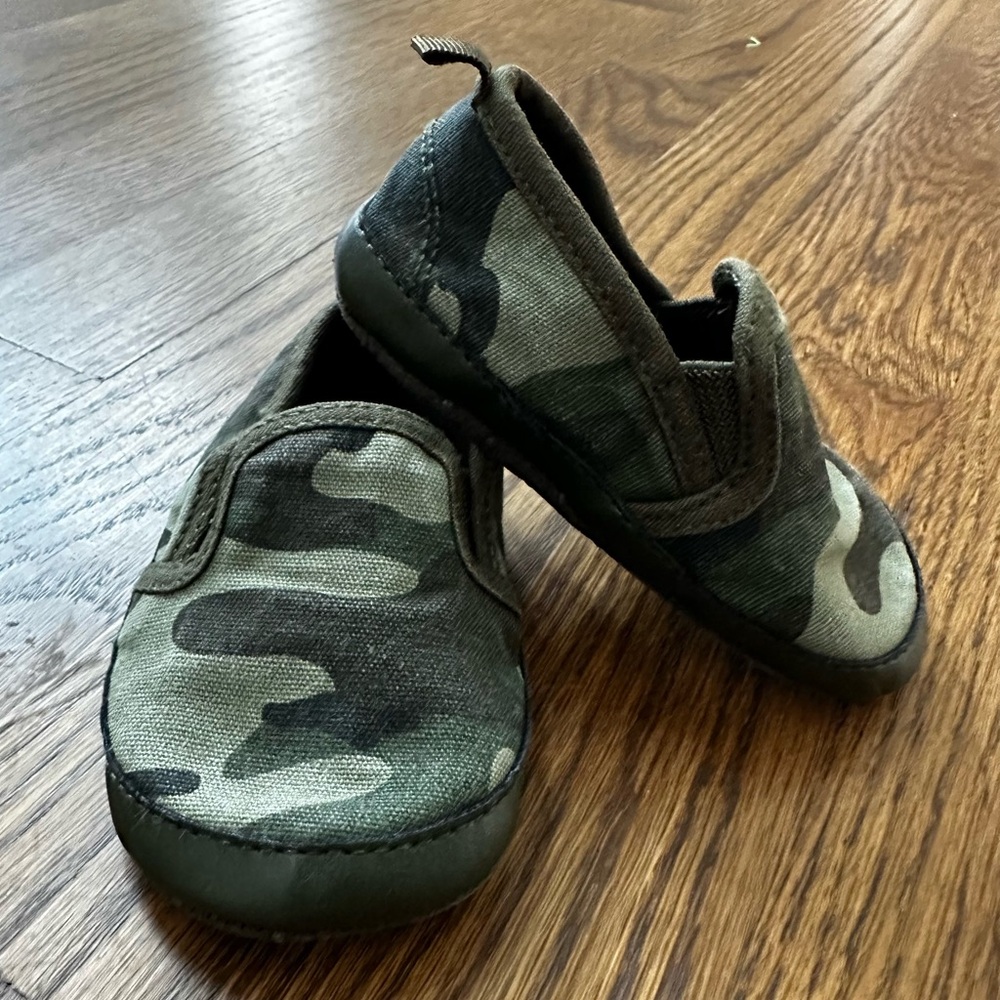 Old Navy Unisex Camo Canvas Slip-Ons for Baby, size 12-18M